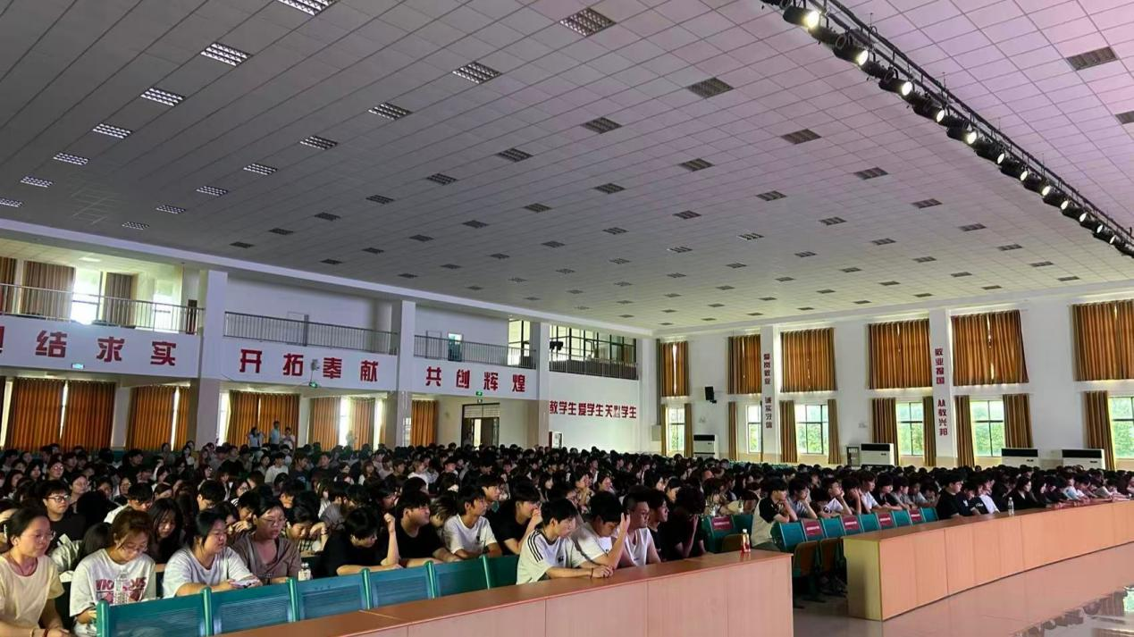 筑牢国防意识，激扬青春担当——合肥滨湖职业技术学院商学院2026级新生军事理论课开讲