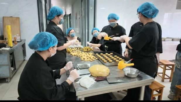月饼传心意 温情满校园 —合肥滨湖职业技术学院商学院"中秋食艺 匠心实训"活动圆满落幕